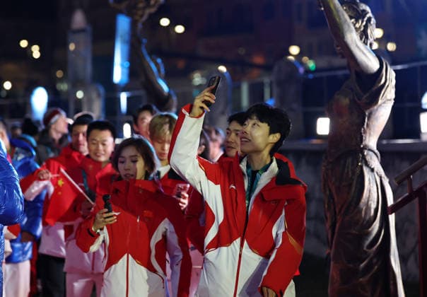 (260222) -- VERONA, Feb. 22, 2026 -- Members of the delegation of China arrive for the closing ceremony of the Milan-Cortina 2026 Olympic Winter games, Winterspiele,Spiele, Summer games in Verona, Italy, Feb. 22, 2026. ) (MICO2026)ITALY-VERONA-OLYMPIC WINTER GAMES-CLOSING CEREMONY WangxKaiyan 