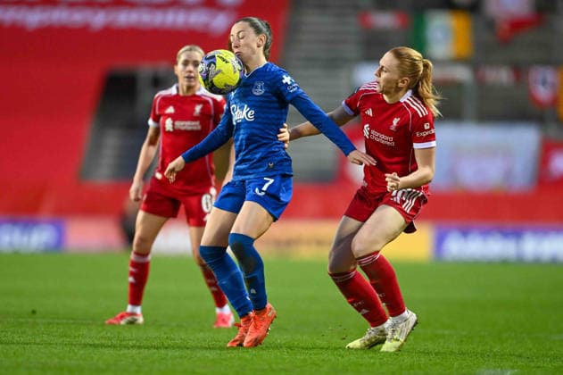 Clare Wheeler (7 Everton) brings down the ball during Women?s Fa cup game between Liverpool and Everton at St Helens Stadium St Helens, England Copyright: xClarexOverfieldx xSPPx Sportspressphoto_SPR96535
