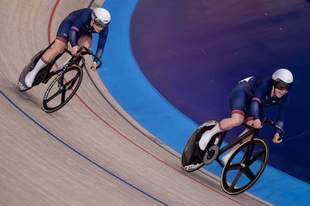 Lauren Bell chases Rhian Edmunds in the Womens Sprint quarter final. Lloyds National Track cycling, Rad, Radsport, Bahnrad, Bahn Championship, National Cycling Centre, Manchester, England, 22nd Feb 2026. Copyright: xSeanxWalshx Sportspressphoto_SPR96582