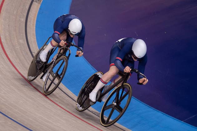 Lauren Bell chases Rhian Edmunds in the Womens Sprint quarter final. Lloyds National Track cycling, Rad, Radsport, Bahnrad, Bahn Championship, National Cycling Centre, Manchester, England, 22nd Feb 2026. Copyright: xSeanxWalshx Sportspressphoto_SPR96583