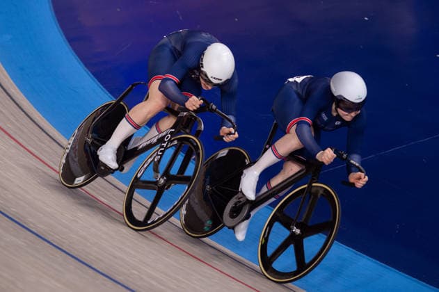 Lauren Bell chases Rhian Edmunds in the Womens Sprint quarter final. Lloyds National Track cycling, Rad, Radsport, Bahnrad, Bahn Championship, National Cycling Centre, Manchester, England, 22nd Feb 2026. Copyright: xSeanxWalshx Sportspressphoto_SPR96585