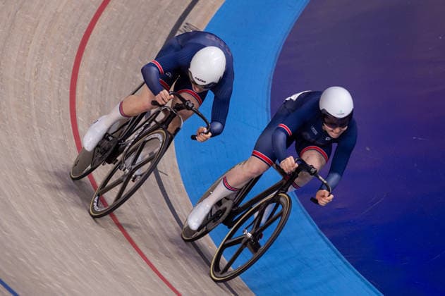 Lauren Bell chases Rhian Edmunds in the Womens Sprint quarter final. Lloyds National Track cycling, Rad, Radsport, Bahnrad, Bahn Championship, National Cycling Centre, Manchester, England, 22nd Feb 2026. Copyright: xSeanxWalshx Sportspressphoto_SPR96586
