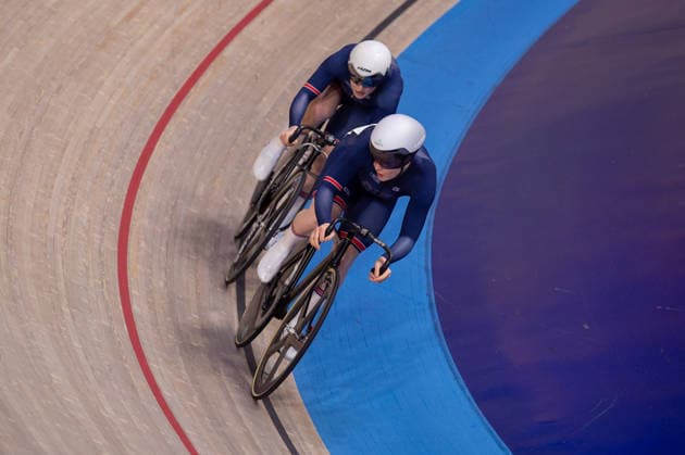 Lauren Bell chases Rhian Edmunds in the Womens Sprint quarter final. Lloyds National Track cycling, Rad, Radsport, Bahnrad, Bahn Championship, National Cycling Centre, Manchester, England, 22nd Feb 2026. Copyright: xSeanxWalshx Sportspressphoto_SPR96587