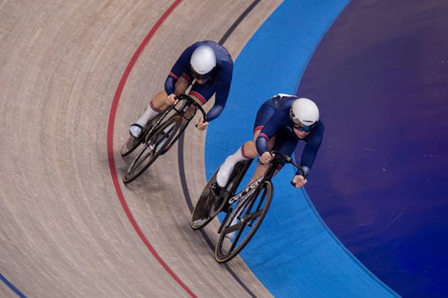Iona Moir leads Katy Marchant in the Womens Sprint quarter finals. Lloyds National Track cycling, Rad, Radsport, Bahnrad, Bahn Championship, National Cycling Centre, Manchester, England, 22nd Feb 2026. Copyright: xSeanxWalshx Sportspressphoto_SPR96598