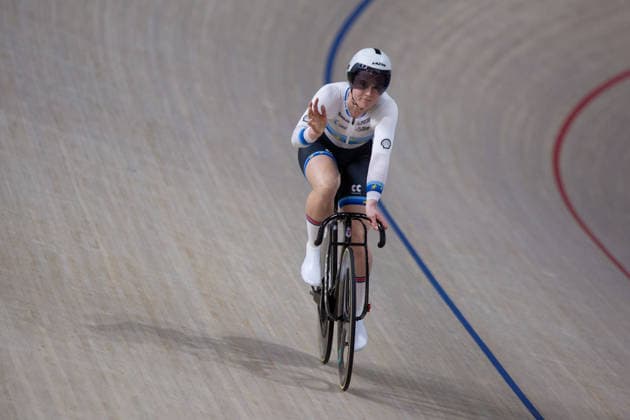 Emma Finucane waves to the crowd after winning the Womens Sprint semi final. Lloyds National Track cycling, Rad, Radsport, Bahnrad, Bahn Championship, National Cycling Centre, Manchester, England, 22nd Feb 2026. Copyright: xSeanxWalshx Sportspressphoto_SPR96621