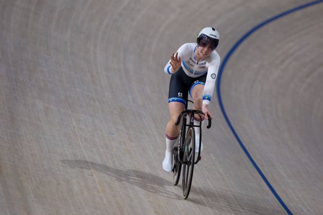 Emma Finucane waves to the crowd after winning the Womens Sprint semi final. Lloyds National Track cycling, Rad, Radsport, Bahnrad, Bahn Championship, National Cycling Centre, Manchester, England, 22nd Feb 2026. Copyright: xSeanxWalshx Sportspressphoto_SPR96623