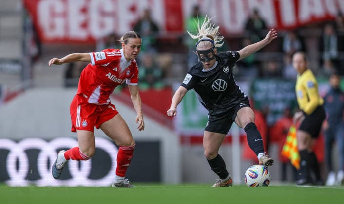 GER, Munich, FC Bayern Munich vs Vfl Wolfsburg, Google Pixel Womens Bundesliga, Football, DFB, Season 2025 2026, FC Bayern Campus, 19 Matchday in picture v l Klara Bühl Bayern Munich Women 17 , Thea Bjelde VfL Wolfsburg Women 2 DFB DFL REGULATIONS PROHIBIT ANY USE OF PHOTOGRAPHS AS IMAGE SEQUENCES AND OR QUASI VIDEO, 22 02 2026 Copyright: HMBxMedia HendrikxHamelau