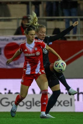 Munich, Germany February 22, 2026 1 Womens Bundesliga 2025 2026 19 Matchday FC Bayern Munich Women vs VfL Wolfsburg Women In the picture from left in the duel Klara Bühl Buehl FCB and Guro Bergsvand VfL Copyright: HMBxMedia MadeleinexFantini