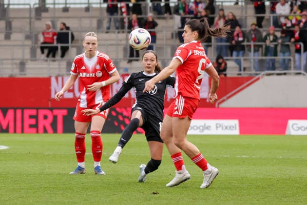 22 02 2026, xgrfx, Soccer Google Pixel Women Bundesliga, FC Bayern Muenchen VfL Wolfsburg v l Kessya Bussy VfL Wolfsburg , Jovana Damnjanovic FC Bayern München DFL DFB REGULATIONS PROHIBIT ANY USE OF PHOTOGRAPHS as IMAGE SEQUENCES and or QUASI VIDEO Muenchen