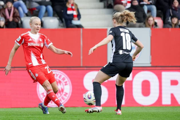 22 02 2026, xgrfx, Soccer Google Pixel Women Bundesliga, FC Bayern Muenchen VfL Wolfsburg v l Pernille Harder FC Bayern München , Justine Kielland VfL Wolfsburg DFL DFB REGULATIONS PROHIBIT ANY USE OF PHOTOGRAPHS as IMAGE SEQUENCES and or QUASI VIDEO Muenchen