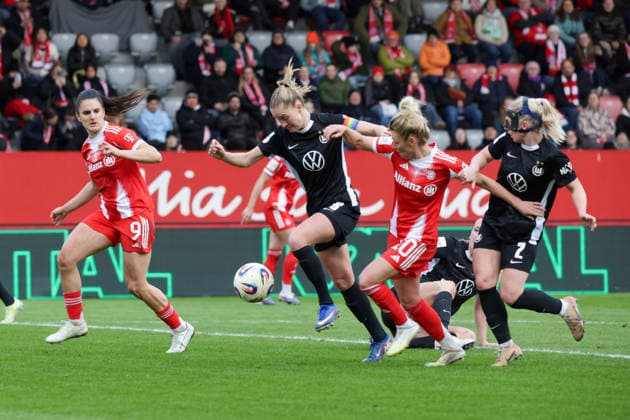 22 02 2026, xgrfx, Soccer Google Pixel Women Bundesliga, FC Bayern Muenchen VfL Wolfsburg v l Jovana Damnjanovic FC Bayern München , Janina Minge VfL Wolfsburg , Linda Dallmann FC Bayern München , Thea Bjelde VfL Wolfsburg DFL DFB REGULATIONS PROHIBIT ANY USE OF PHOTOGRAPHS as IMAGE SEQUENCES and or QUASI VIDEO Muenchen