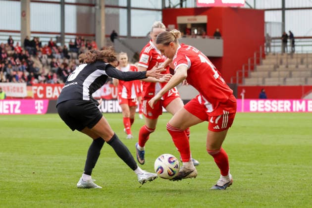 22 02 2026, xgrfx, Soccer Google Pixel Women Bundesliga, FC Bayern Muenchen VfL Wolfsburg v l Kessya Bussy VfL Wolfsburg , Klara Bühl FC Bayern München DFL DFB REGULATIONS PROHIBIT ANY USE OF PHOTOGRAPHS as IMAGE SEQUENCES and or QUASI VIDEO Muenchen