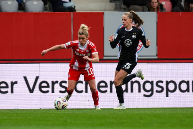 22 02 2026, xgrfx, Soccer Google Pixel Women Bundesliga, FC Bayern Muenchen VfL Wolfsburg v l Linda Dallmann FC Bayern München , Vivien Endemann VfL Wolfsburg DFL DFB REGULATIONS PROHIBIT ANY USE OF PHOTOGRAPHS as IMAGE SEQUENCES and or QUASI VIDEO Muenchen