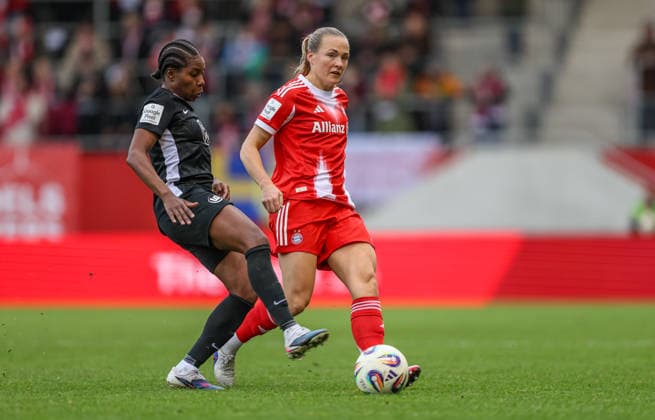 GER, Munich, FC Bayern Munich vs Vfl Wolfsburg, Google Pixel Womens Bundesliga, Football, DFB, Season 2025 2026, FC Bayern Campus, 19 Matchday in picture v l Lineth Beerensteyn VfL Wolfsburg Women 9 , Magdalena Eriksson Bayern Munich 5 DFB DFL REGULATIONS PROHIBIT ANY USE OF PHOTOGRAPHS AS IMAGE SEQUENCES AND OR QUASI VIDEO, 22 02 2026 Copyright: HMBxMedia HendrikxHamelau