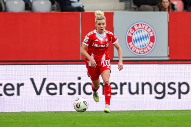 22 02 2026, xgrfx, Soccer Google Pixel Women Bundesliga, FC Bayern Muenchen VfL Wolfsburg v l Linda Dallmann FC Bayern München DFL DFB REGULATIONS PROHIBIT ANY USE OF PHOTOGRAPHS as IMAGE SEQUENCES and or QUASI VIDEO Muenchen