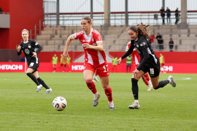 22 02 2026, xgrfx, Soccer Google Pixel Women Bundesliga, FC Bayern Muenchen VfL Wolfsburg v l Klara Bühl FC Bayern München , Kessya Bussy VfL Wolfsburg DFL DFB REGULATIONS PROHIBIT ANY USE OF PHOTOGRAPHS as IMAGE SEQUENCES and or QUASI VIDEO Muenchen