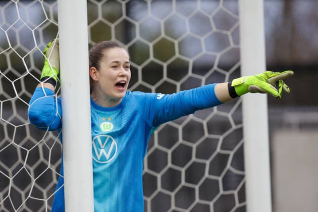 22 02 2026, xgrfx, Soccer Google Pixel Women Bundesliga, FC Bayern Muenchen VfL Wolfsburg v l Stina Johannes VfL Wolfsburg DFL DFB REGULATIONS PROHIBIT ANY USE OF PHOTOGRAPHS as IMAGE SEQUENCES and or QUASI VIDEO Muenchen