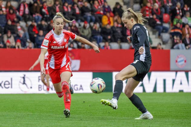 22 02 2026, xgrfx, Soccer Google Pixel Women Bundesliga, FC Bayern Muenchen VfL Wolfsburg v l Giulia Gwinn FC Bayern München , Vivien Endemann VfL Wolfsburg DFL DFB REGULATIONS PROHIBIT ANY USE OF PHOTOGRAPHS as IMAGE SEQUENCES and or QUASI VIDEO Muenchen