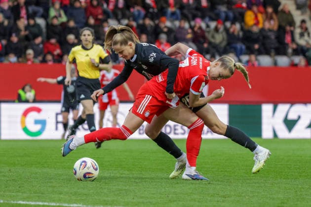 22 02 2026, xgrfx, Soccer Google Pixel Women Bundesliga, FC Bayern Muenchen VfL Wolfsburg v l Giulia Gwinn FC Bayern München , Vivien Endemann VfL Wolfsburg DFL DFB REGULATIONS PROHIBIT ANY USE OF PHOTOGRAPHS as IMAGE SEQUENCES and or QUASI VIDEO Muenchen