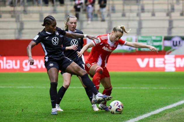 22 02 2026, xgrfx, Soccer Google Pixel Women Bundesliga, FC Bayern Muenchen VfL Wolfsburg v l Lineth Beerensteyn, Janou Levels VfL Wolfsburg , Giulia Gwinn FC Bayern München DFL DFB REGULATIONS PROHIBIT ANY USE OF PHOTOGRAPHS as IMAGE SEQUENCES and or QUASI VIDEO Muenchen