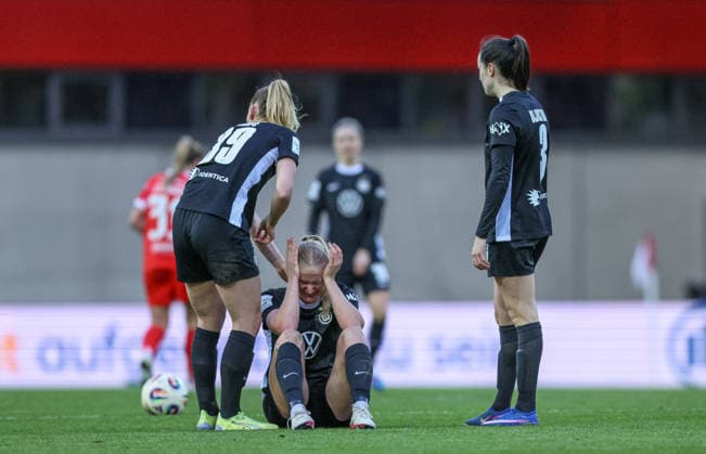 GER, Munich, FC Bayern Munich vs Vfl Wolfsburg, Google Pixel Womens Bundesliga, Football, DFB, Season 2025 2026, FC Bayern Campus, 19 Matchday in picture v l Sarai Linder VfL Wolfsburg Women 39 , Camilla Küver VfL Wolfsburg Women 16 , Caitlin Dijkstra VfL Wolfsburg Women 3 , Frustration and Pain DFB DFL REGULATES PROHIBIT ANY USE OF PHOTOGRAPHS AS IMAGE SEQUENCES AND OR QUASI VIDEO, 22 02 2026 Copyright: HMBxMedia HendrikxHamelau