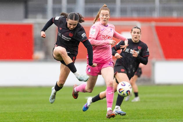 Google Pixel Women Bundesliga Bayer 04 Leverkusen TSG 1899 Hoffenheim 22 02 2026 Loreen Bender Bayer 04 Leverkusen, 19 , Nikee Van Dijk TSG 1899 Hoffenheim, 25 on matchday 19 of the Google Pixel Women Bundesliga in the match between Bayer 04 Leverkusen and TSG 1899 Hoffenheim on 22 02 2026 at Ulrich Haberland Stadion in Leverkusen Copyright: xBEAUTIFULxSPORTS Meuselx