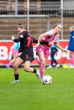 Google Pixel Frauen Bundesliga Bayer 04 Leverkusen TSG 1899 Hoffenheim 22 02 2026 Kristin Kögel Bayer 04 Leverkusen, 11 , Jill Janssens TSG 1899 Hoffenheim, 9 on matchday 19 of the Google Pixel Frauen Bundesliga in the match between Bayer 04 Leverkusen and TSG 1899 Hoffenheim on 22 02 2026 at Ulrich Haberland Stadion in Leverkusen Copyright: xBEAUTIFULxSPORTS Meuselx