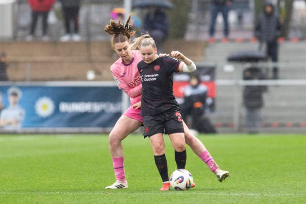 Google Pixel Women Bundesliga Bayer 04 Leverkusen TSG 1899 Hoffenheim 22 02 2026 Vanessa Fudalla Bayer 04 Leverkusen, 21 , Lisa Doorn TSG 1899 Hoffenheim, 14 on matchday 19 of the Google Pixel Women Bundesliga in the match between Bayer 04 Leverkusen and TSG 1899 Hoffenheim on 22 02 2026 at Ulrich Haberland Stadion in Leverkusen Copyright: xBEAUTIFULxSPORTS Meuselx