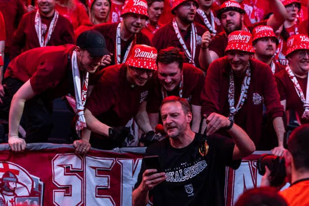 GER, BMW Top Four, Basketball BBL Pokal, Final, BMA365 Bamberg Baskets ALBA Berlin 22 02 2026, SAP Garden, Munich, GER, BMW Top Four, Basketball BBL Pokal, Final, BMA365 Bamberg Baskets ALBA Berlin Arne Woltmann Assistant Coach , BMA365 Bamberg Baskets with fans Photo Alexander Trienitz Munich SAP Garden Bayern Germany