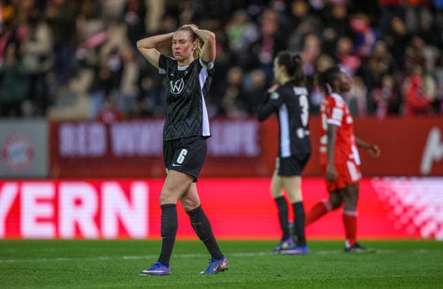 GER, Munich, FC Bayern Munich vs Vfl Wolfsburg, Google Pixel Womens Bundesliga, Football, DFB, Season 2025 2026, FC Bayern Campus, 19 Matchday in picture Janina Minge VfL Wolfsburg Women 6 , Disappointment and frustration after the defeat DFB DFL REGULATIONS PROHIBIT ANY USE OF PHOTOGRAPHS AS IMAGE SEQUENCES AND OR QUASI VIDEO, 22 02 2026 Copyright: HMBxMedia HendrikxHamelau
