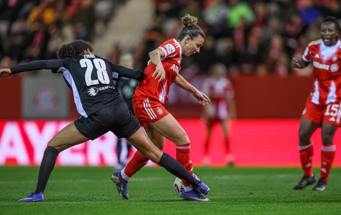 GER, Munich, FC Bayern Munich vs Vfl Wolfsburg, Google Pixel Women Bundesliga, Football, DFB, Season 2025 2026, FC Bayern Campus, 19 Matchday in picture v l Cora Zicai VfL Wolfsburg Women 28 , Arianna Caruso Bayern Munich Women 27 , Duel DFB DFL REGULATIONS PROHIBIT ANY USE OF PHOTOGRAPHS AS IMAGE SEQUENCES AND OR QUASI VIDEO, 22 02 2026 Copyright: HMBxMedia HendrikxHamelau