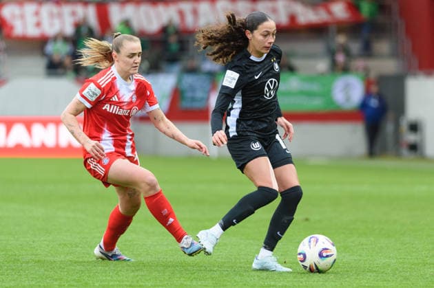 Kessya Bussy (19 VfL Wolfsburg) and Georgia Stanway (31 FC Bayern Munich) during the Google Pixel Frauen-Bundesliga match between FC Bayern Munich and VfL Wolfsburg at FC Bayern Campus Munich, Germany. Copyright: xSvenxBeyrich SPPx Sportspressphoto_SPR96763