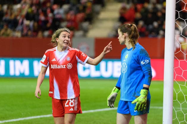 Babara Dunst (28 FC Bayern Munich) arguing with Stina Johannes (1 VfL Wolfsburg) after the Google Pixel Frauen-Bundesliga match between FC Bayern Munich and VfL Wolfsburg at FC Bayern Campus Munich, Germany. Copyright: xSvenxBeyrich SPPx Sportspressphoto_SPR96773