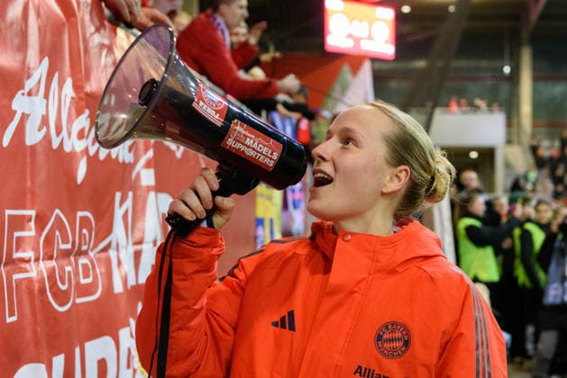 Franziska Kett (20 FC Bayern Munich) singing a chant with the megaphone in her hands in fornt the FC Bayern supporters after the Google Pixel Frauen-Bundesliga match between FC Bayern Munich and VfL Wolfsburg at FC Bayern Campus Munich, Germany. Copyright: xSvenxBeyrich SPPx Sportspressphoto_SPR96775