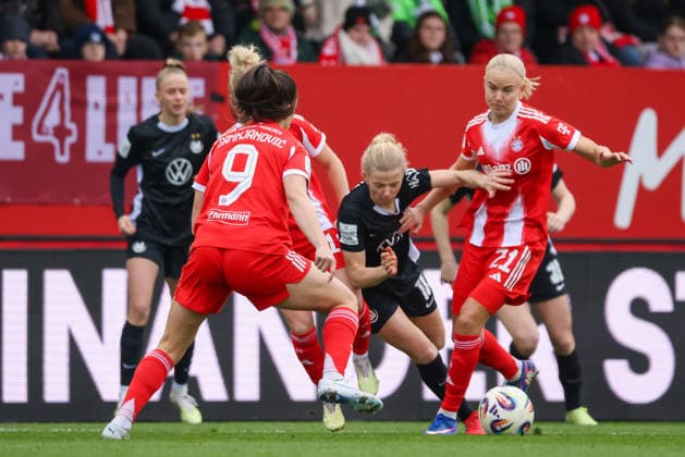 Munich, Germany 22 February 2026 1 Womens Bundesliga 2025 2026 19 Matchday FC Bayern Munich Women vs VfL Wolfsburg Women In the picture from left in the duel Jovana Damnjanovic FCB , Justine Kielland VfL and Pernille Harder FCB Copyright: HMBxMedia MadeleinexFantini