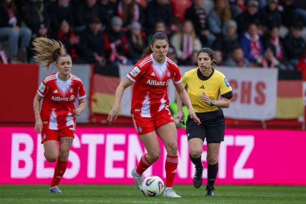 Munich, Germany February 22, 2026 1 Womens Bundesliga 2025 2026 19 Matchday FC Bayern Munich Women vs VfL Wolfsburg Women In the picture from left Georgia Stanway FCB , Jovana Damnjanovic FCB and referee Riem Hussein Germany Copyright: HMBxMedia MadeleinexFantini