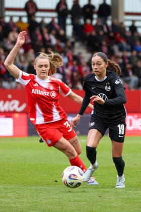 Munich, Germany February 22, 2026 1 Womens Bundesliga 2025 2026 19 Matchday FC Bayern Munich Women vs VfL Wolfsburg Women In the picture from left in the duel Georgia Stanway FCB and Kessya Bussy VfL Copyright: HMBxMedia MadeleinexFantini