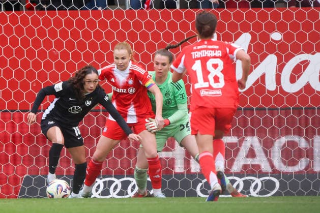 Munich, Germany 22 February 2026 1 Womens Bundesliga 2025 2026 19 Matchday FC Bayern Munich Women vs VfL Wolfsburg Women In the picture from left in the duel Kessya Bussy VfL , Glodis Perla Viggosdottir FCB and goalkeeper Ena Mahmutovic FCB Copyright: HMBxMedia MadeleinexFantini