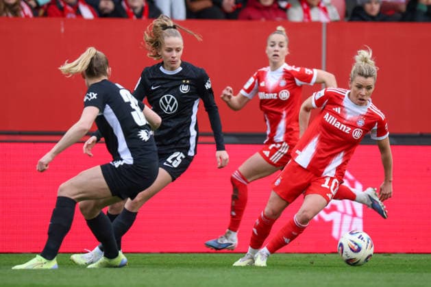 Munich, Germany 22 February 2026 1 Womens Bundesliga 2025 2026 19 Matchday FC Bayern Munich Women vs VfL Wolfsburg Women In the picture from left in the duel Sarai Linder VfL , Vivien Endemann VfL and Linda Dallmann FCB Copyright: HMBxMedia MadeleinexFantini