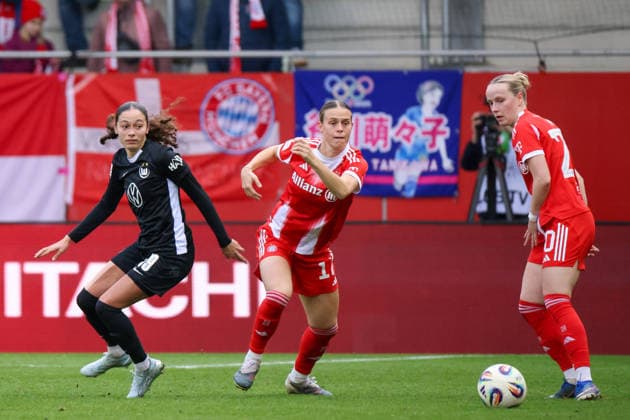 Munich, Germany February 22, 2026 1 Womens Bundesliga 2025 2026 19 Matchday FC Bayern Munich Women vs VfL Wolfsburg Women In the picture from left in the duel Kessya Bussy VfL , Klara Bühl Buehl FCB and Franziska Kett FCB Copyright: HMBxMedia MadeleinexFantini