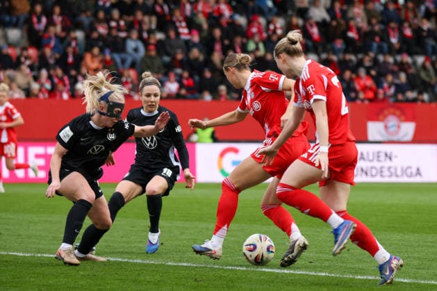 Munich, Germany February 22, 2026 1 Womens Bundesliga 2025 2026 19 Matchday FC Bayern Munich Women vs VfL Wolfsburg Women In the picture from left in the duel Thea Bjelde VfL , Svenja Huth VfL , Klara Bühl Buehl FCB and Franziska Kett FCB Copyright: HMBxMedia MadeleinexFantini