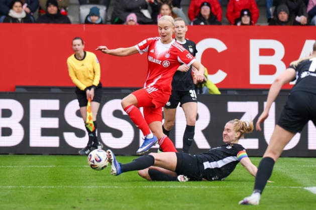 Munich, Germany February 22, 2026 1 Womens Bundesliga 2025 2026 19 Matchday FC Bayern Munich Women vs VfL Wolfsburg Women In the picture from left in the duel Pernille Harder FCB and Janina Minge VfL Copyright: HMBxMedia MadeleinexFantini