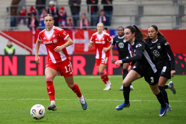 Munich, Germany 22 February 2026 1 Womens Bundesliga 2025 2026 19 Matchday FC Bayern Munich Women vs VfL Wolfsburg Women In the picture from left Klara Bühl Buehl FCB and Caitlin Dijkstra VfL in a running duel Copyright: HMBxMedia MadeleinexFantini
