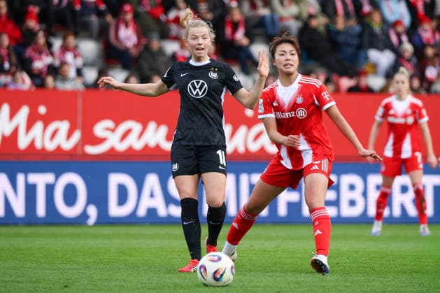 Munich, Germany February 22, 2026 1 Womens Bundesliga 2025 2026 19 Matchday FC Bayern Munich Women vs VfL Wolfsburg Women In the picture from left in the duel Justine Kielland VfL and Momoko Tanikawa FCB Copyright: HMBxMedia MadeleinexFantini