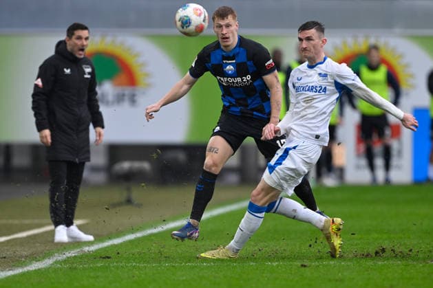 Paderborn, Home Deluxe Arena, 22 02 26, GER, Herren, 2 Bundesliga, Saison 2025 2026, SC Paderborn 07 Hertha BSC Berlin Bild v li im Zweikampf Laurin CURDA Paderborn und Niklas KOLBE Hertha BSC DFL regulations prohibit any use of photographs as image sequences and or quasi video NRW Deutschland