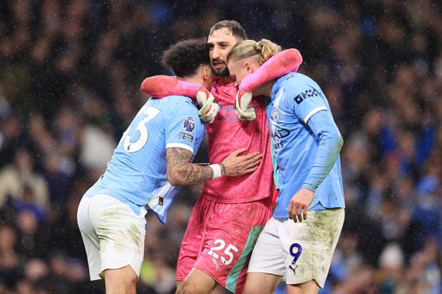 Fußball Premier League Manchester City v Newcastle United 21. Februar 2026 Premier League Manchester City v Newcastle United Manchester City Torhüter Gianluigi Donnarumma C feiert den Sieg mit Nico O Reilly von Manchester City L und Erling Haaland von Manchester City Foto Simon Stacpoole Abseits Manchester UK  Copyright: xSimonxStacpoolexOffside