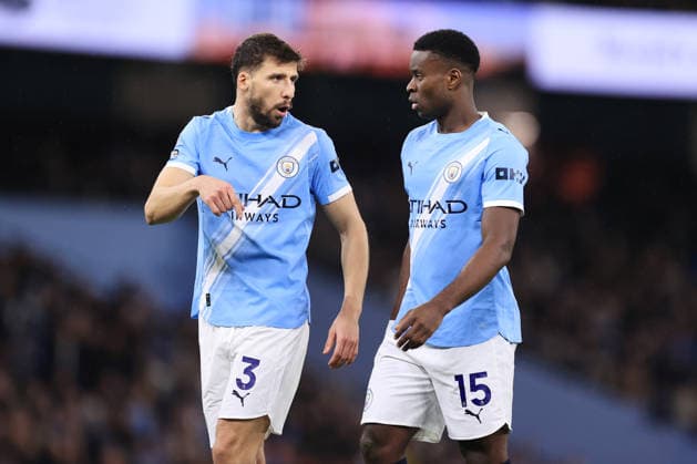 Fußball Premier League Manchester City gegen Newcastle United 21. Februar 2026 Premier League Manchester City gegen Newcastle United Ruben Dias von Manchester City L im Gespräch mit Marc Guehi von Manchester City Foto Simon Stacpoole Abseits Manchester UK  Copyright: xSimonxStacpoolexOffside