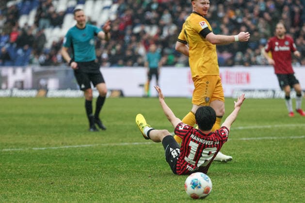 2 Bundesliga Hannover 96 Dynamo Dresden on 22 02 2026 at Heinz von Heiden Arena in Hannover Daisuke Yokota Hannover sits on the pitch and gesticulates MH