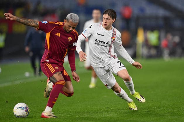 CALCIO - Serie A - AS Roma vs US Cremonese Wesley of A.S. Roma and Alessio Zerbin of U.S. Cremonese are in action during the 26th day of the Serie A Championship between A.S. Roma and U.S. Cremonese at the Olympic Stadium on February 22, 2026 in Rome, Italy. Rome Italy  Copyright: xIPAxSport ABACAx