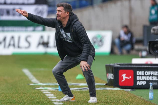 2 Bundesliga Hannover 96 Dynamo Dresden on 22 02 2026 at Heinz von Heiden Arena in Hannover Coach Thomas Stamm Dresden gives loud instructions MH